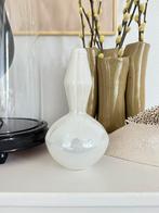 Uniek wit vintage glazen vaasje | Parelmoer, glans, Wit, Ophalen of Verzenden, Minder dan 50 cm, Glas