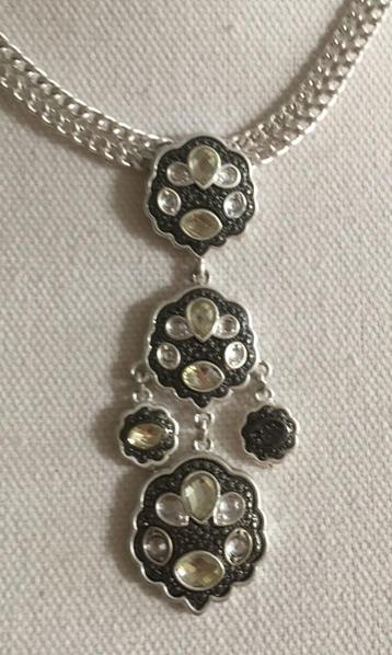 Jessica Simpson strass hanger aan zilverkleurige ketting beschikbaar voor biedingen