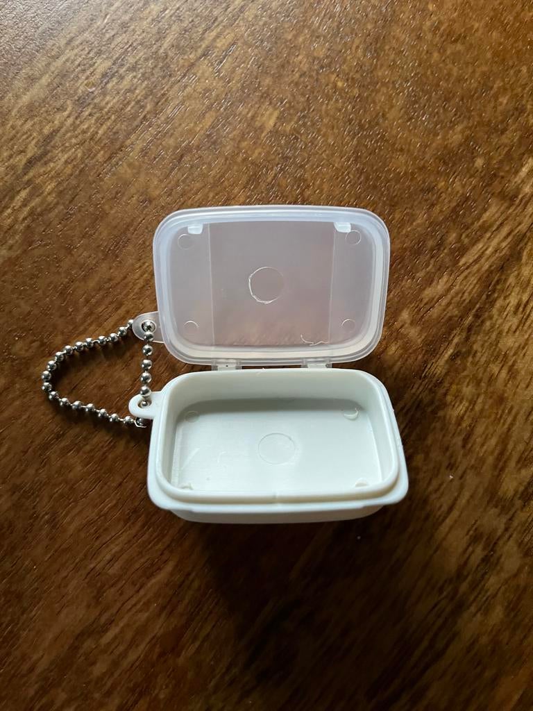 Tupperware sleutelhanger brooddoosje voor pilletjes, Ophalen of Verzenden, Zo goed als nieuw, Wit, Bus of Trommel