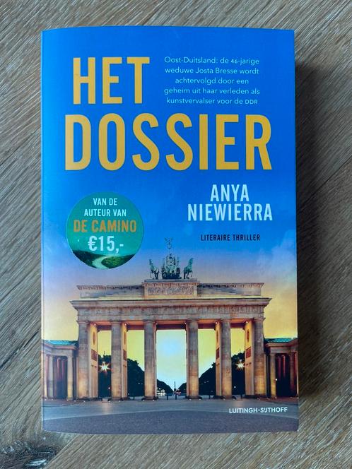 Het Dossier - Anya Niewierra, Boeken, Thrillers, Zo goed als nieuw, Nederland, Ophalen of Verzenden