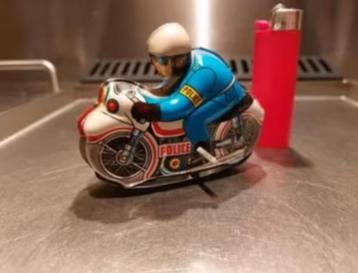 Oude blikken motor politie met opwind mechanisme beschikbaar voor biedingen