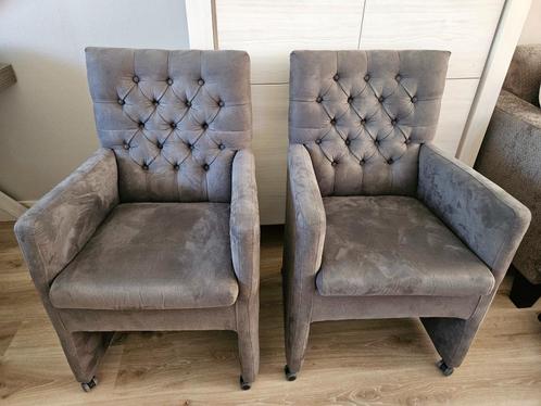 2 eetkamerstoelen met armleuningen en wieltjes, Huis en Inrichting, Stoelen, Zo goed als nieuw, Twee, Stof, Grijs, Ophalen