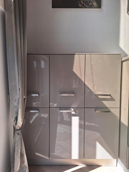 Stijlvolle kast in taupe hoogglans., Huis en Inrichting, Kasten | Wandmeubels, 100 tot 150 cm, Minder dan 150 cm, 25 tot 50 cm