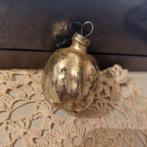 B1127 oude kerstbal goud walnoot 4,5 cm, Diversen, Kerst, Ophalen of Verzenden, Gebruikt