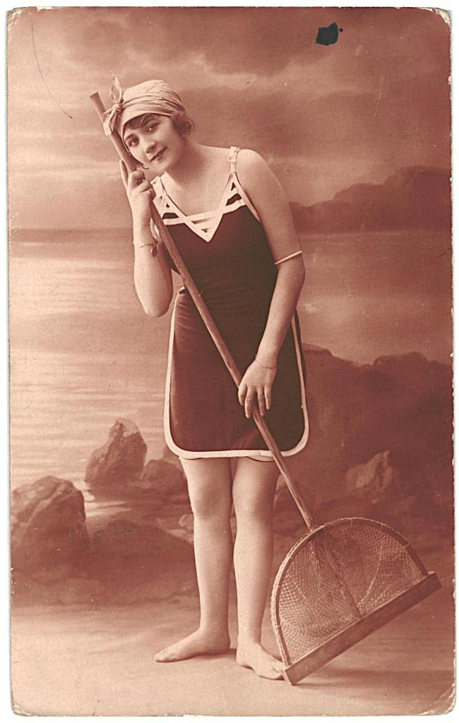 981750	fanasie	1935 Vrouw aan strand in badkleding Gelopen, Verzamelen, Ansichtkaarten | Nederland, Gelopen, Noord-Brabant, 1920 tot 1940