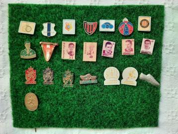 22 Voetbal speldjes jaren '60 / '70 beschikbaar voor biedingen