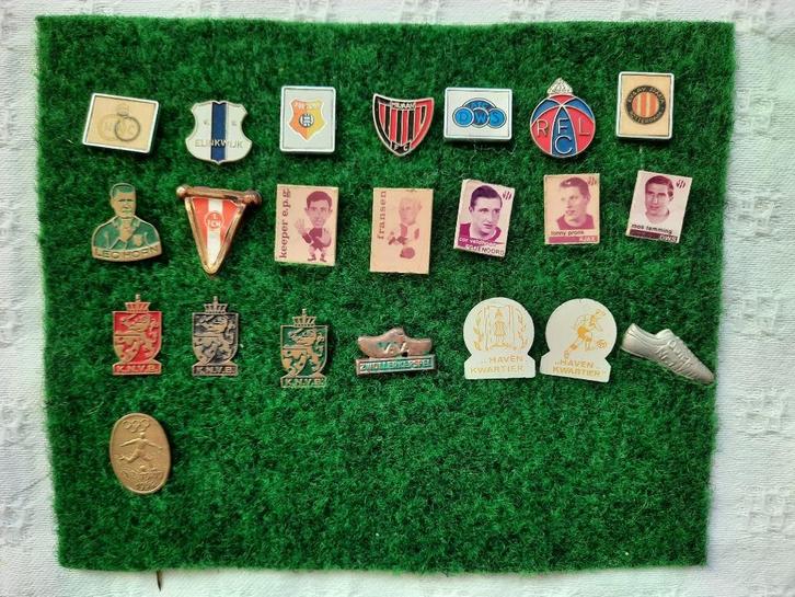 22 Voetbal speldjes jaren '60 / '70, Verzamelen, Speldjes, Pins en Buttons, Gebruikt, Speldje of Pin, Sport, Verzenden