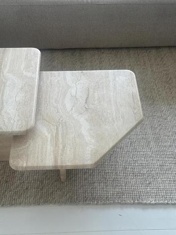 2 Vintage jaren 70 travertin tafels beschikbaar voor biedingen