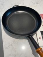 Staub koekenpan 28 cm mat zwart uitstekende staat, Huis en Inrichting, Keuken | Potten en Pannen, Gietijzer, Ophalen of Verzenden