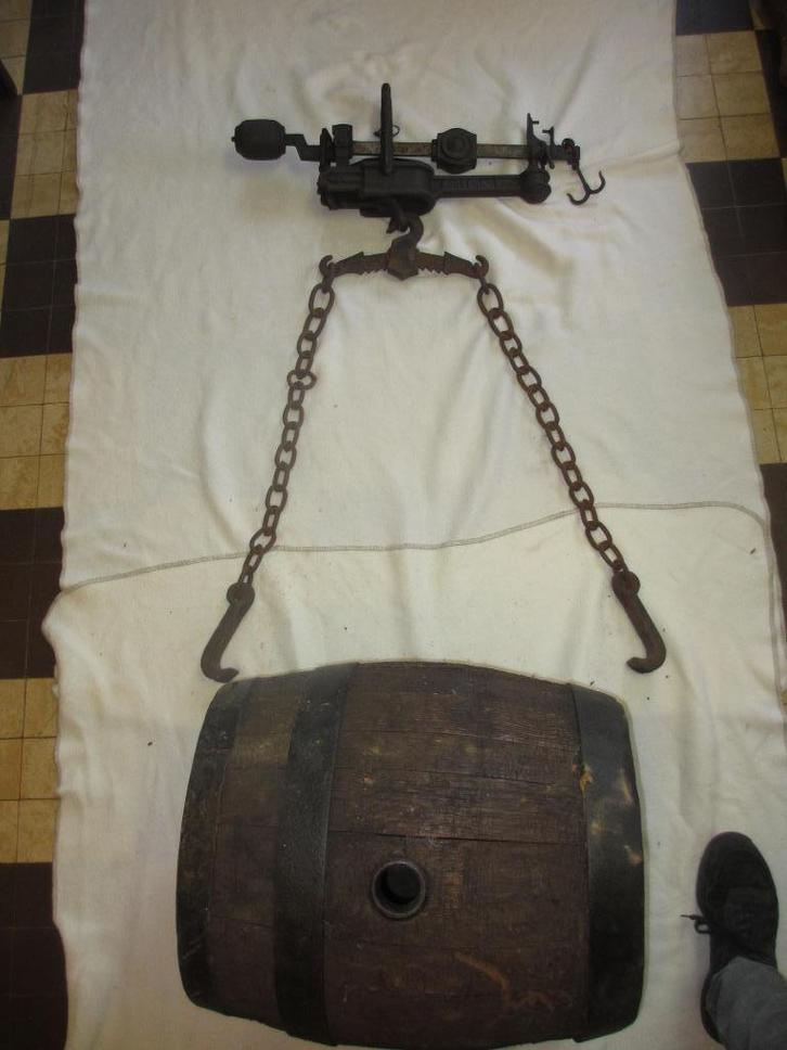 Franse Wijnvat weegschaal in gesmeed staal van Noguera 1880, Antiek en Kunst, Antiek | Gereedschap en Instrumenten, Ophalen