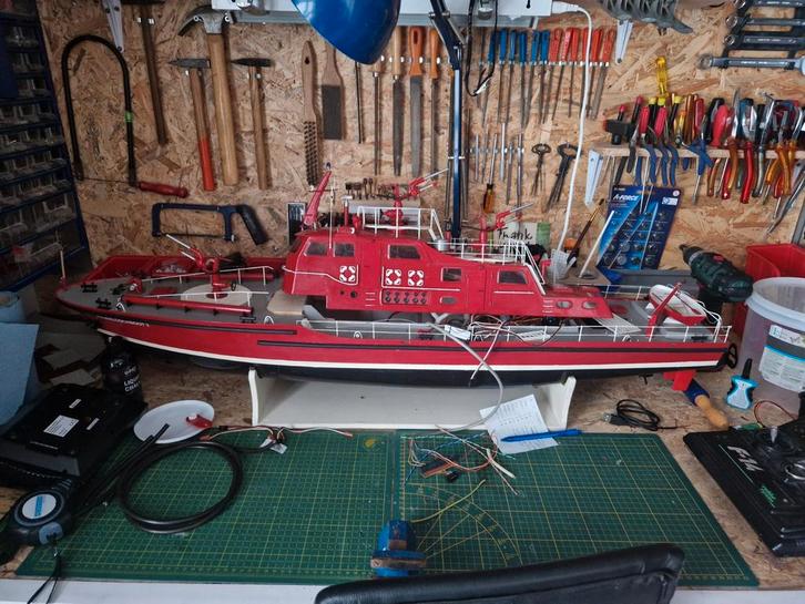 brandweerboot "Dusseldorf", Hobby en Vrije tijd, Modelbouw | Auto's en Voertuigen, Groter dan 1:32, Overige merken, Ophalen