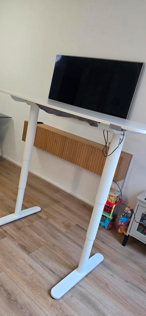 Elektrisch Zit-Sta Bureau IKEA Bekant 140x60, Huis en Inrichting, Bureaus, Zo goed als nieuw, Stabureau, Elektrisch, In hoogte verstelbaar