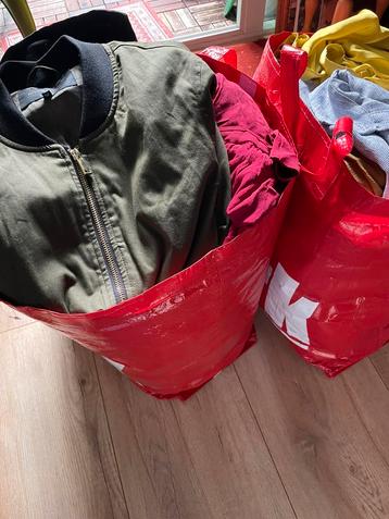 Shopper gevuld met kleding maat M (kledingpakket maat m) beschikbaar voor biedingen