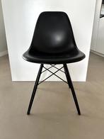 Vitra Eames DAR en DSW in de kleur zwart, Huis en Inrichting, Ophalen, Zwart, Zo goed als nieuw, Vier