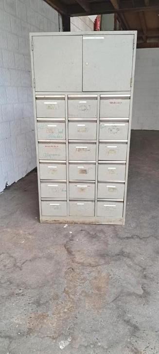 Stalen kast met laden en boven 2 deurtjes  beschikbaar voor biedingen