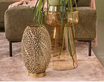 Grote luxe goudkleurige lamp in hotel chique stijl. beschikbaar voor biedingen