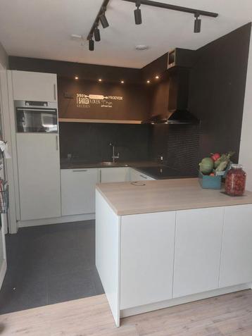 Complete witte keuken met diverse  inbouwapparatuur  beschikbaar voor biedingen