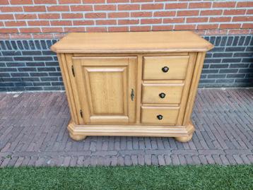 Houten kastje met lades en deur beschikbaar voor biedingen