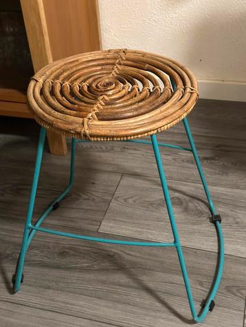 Rotan krukje beschikbaar voor biedingen