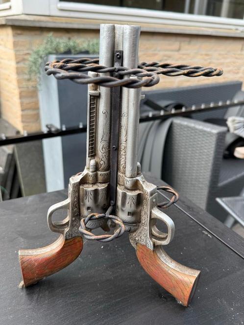Stoere western flessenhouder metaal–revolver design 30 cm, Huis en Inrichting, Overige Huis en Inrichting, Zo goed als nieuw, Ophalen
