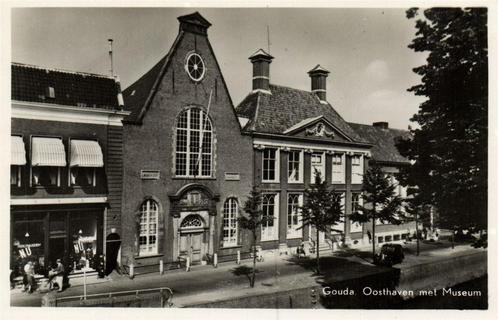 Gouda, Oosthaven met Museum - volk auto - ongelopen, Verzamelen, Ansichtkaarten | Nederland, Ongelopen, Zuid-Holland, 1920 tot 1940