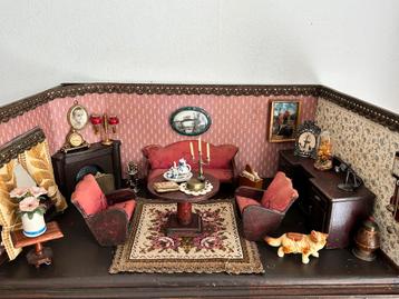 Antieke poppenkamer poppenhuis met interieur beschikbaar voor biedingen