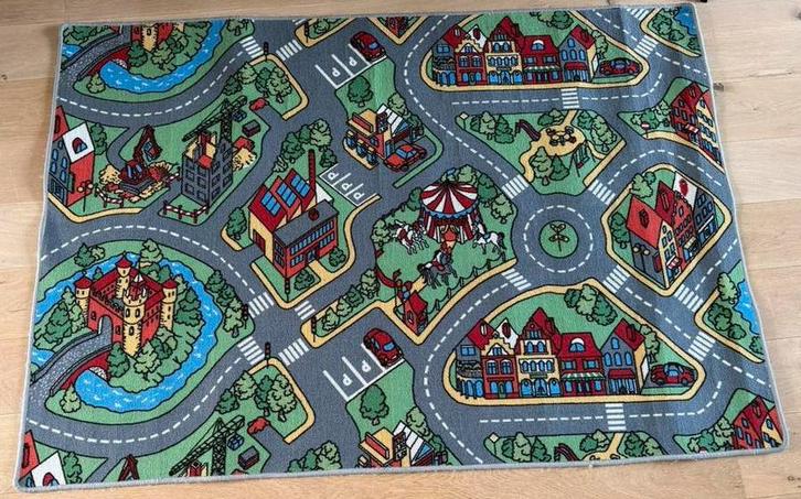 Speelkleed 140x200 met straten en gebouwen, Huis en Inrichting, Stoffering | Tapijten en Kleden, Zo goed als nieuw, 100 tot 150 cm