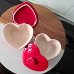 Aardewerk ovenschaaltjes in rode hart vorm 2 stuks, Huis en Inrichting, Keuken | Servies, Ophalen of Verzenden, Overige stijlen