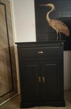 Matzwarte Meidenkast, Ophalen