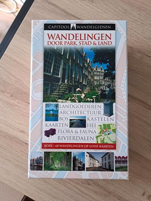 Capitool Wandelingen door park, stad & land, Boeken, Reisgidsen, Zo goed als nieuw, Fiets- of Wandelgids, Benelux, Capitool, Ophalen of Verzenden