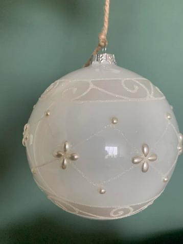 2 stuks witte kerstballen, prachtige versiering, afm. 16 cm beschikbaar voor biedingen