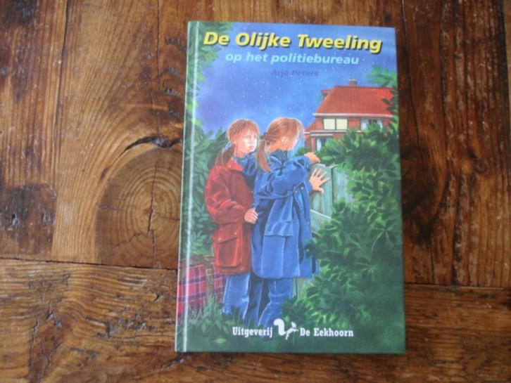 PP.(762) de olijke tweeling op het politiebureau. tekst, Boeken, Kinderboeken | Jeugd | onder 10 jaar, Zo goed als nieuw, Fictie algemeen