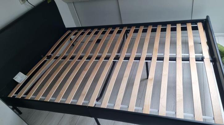Ikea SLATTUM bed 140x200 - donkergrijs kunstleer, Huis en Inrichting, Slaapkamer | Bedden, Gebruikt, Twijfelaar, 140 cm, 200 cm