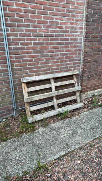 2 pallets  beschikbaar voor biedingen