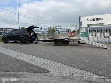 Auto Ambulance / Autotransporter Netjes beschikbaar voor biedingen