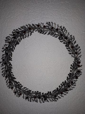 Metalen kerst krans met rode besjes (kralen) beschikbaar voor biedingen