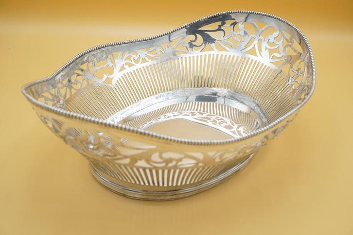 Broodmand uit 1950, 2e gehalte zilver, gewicht 570 gram, Antiek en Kunst, Antiek | Goud en Zilver, Zilver, Ophalen of Verzenden