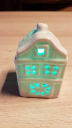 Huisje met gekleurd licht 7cm hoog, 4cm breed, 4cm diep, Ophalen of Verzenden, Zo goed als nieuw, Overige typen
