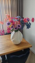 Vaas met kunstbloemen, Ophalen