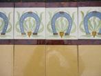 12 art nouveau wandtegels met hoefijzer in relief 180cm, Ophalen