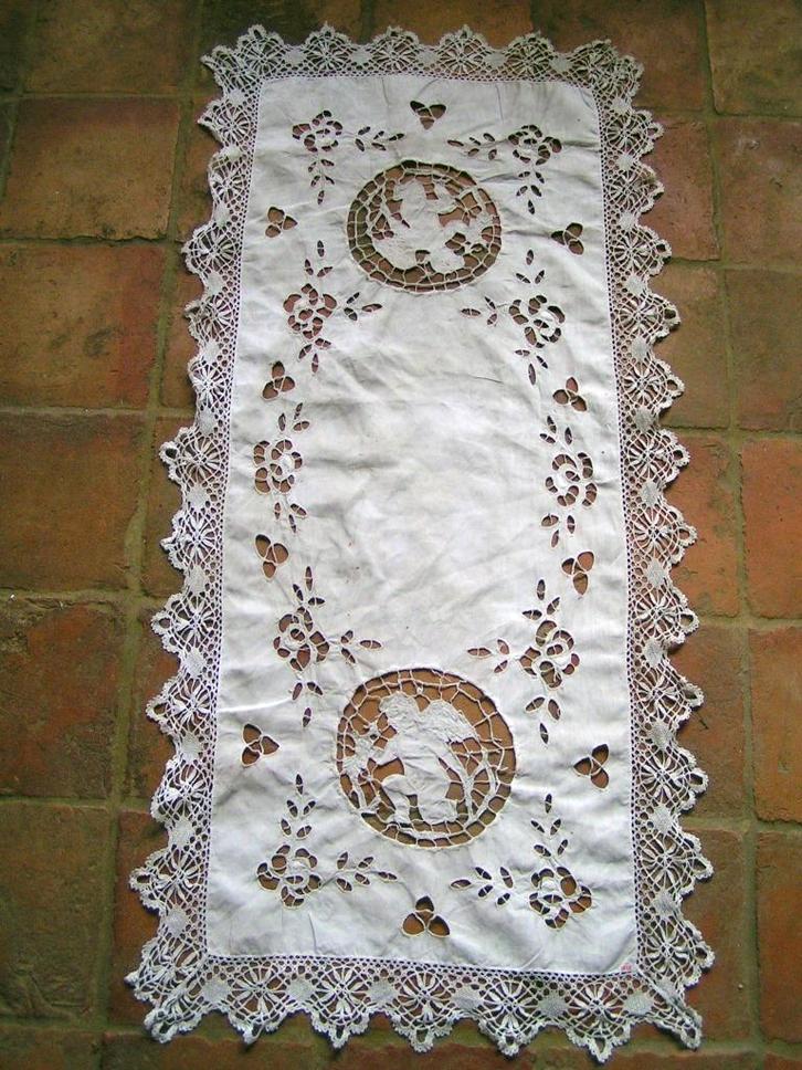 antiek linnen tafelkleed met engeltjes nr MM 665 ger limo, Antiek en Kunst, Antiek | Kleden en Textiel, Verzenden