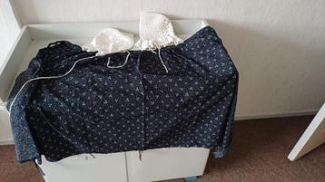 ouderwets schort met gehaakte mutjes. beschikbaar voor biedingen