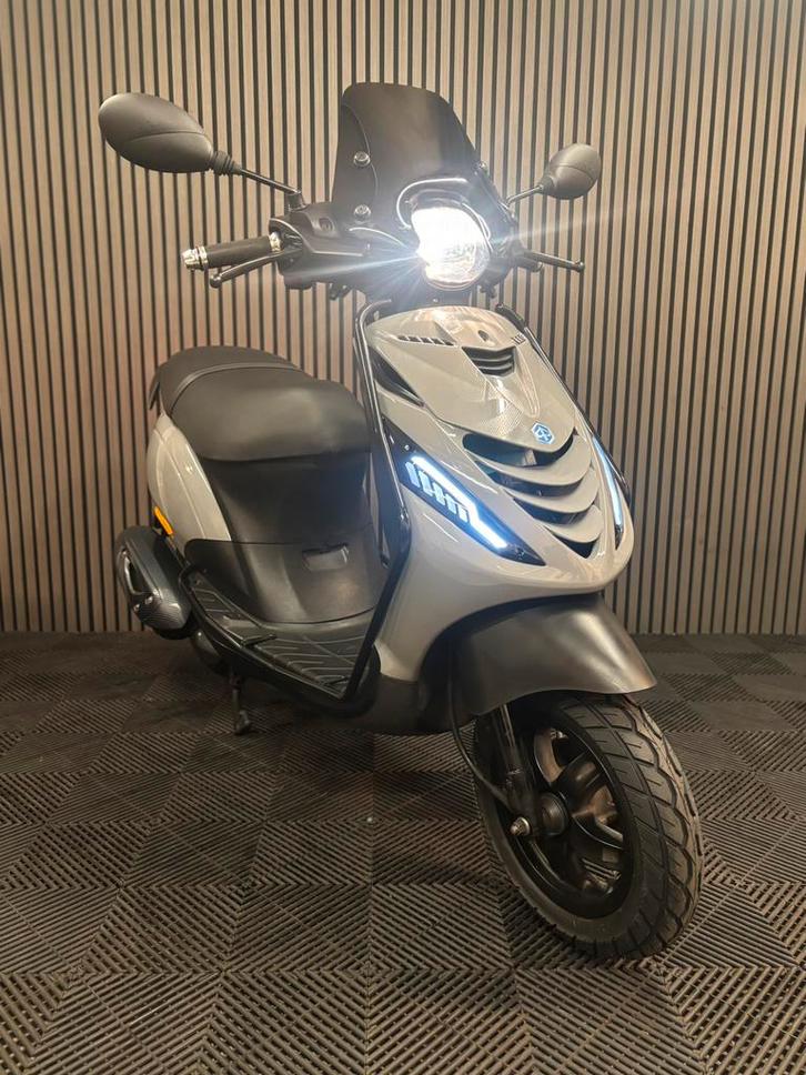 PIAGGIO ZIP BROM 2022 1e eigenaar FULL OPTION NARDO GREY, Fietsen en Brommers, Scooters | Piaggio, Zo goed als nieuw, Zip, Benzine