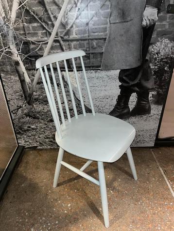 4 Eetkamerstoelen - 1 wit en 3 Saliegroen beschikbaar voor biedingen