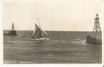 Scheveningen Buitenhaven pieren met uitgaande logger 1953, Verzenden, Zo goed als nieuw, Motorboot, Kaart, Foto of Prent