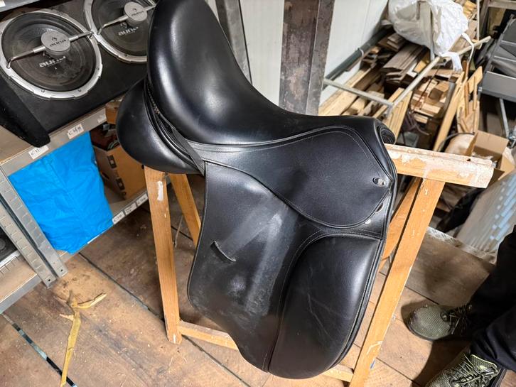 Dressuur zadel en springzadel 17 inch, Dieren en Toebehoren, Paarden en Pony's | Zadels, Zo goed als nieuw, Dressuur, Ophalen of Verzenden