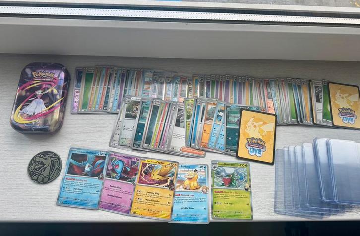 Heel veel POKEMON kaarten, munten, sleeves, tin en toploader, Hobby en Vrije tijd, Verzamelkaartspellen | Pokémon, Zo goed als nieuw