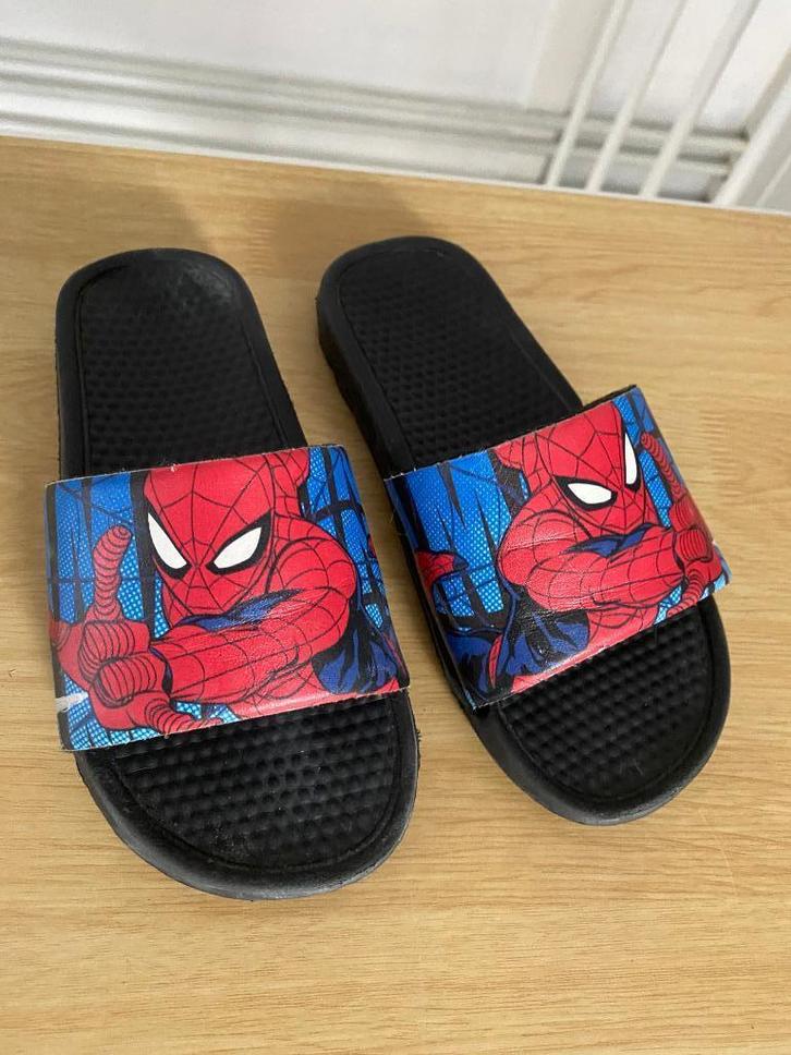 Spiderman kinderslippers maat 28, Kinderen en Baby's, Kinderkleding | Schoenen en Sokken, Gebruikt, Overige typen, Jongen, Ophalen
