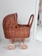 Rieten poppenwagen met matras en kussen, Kinderen en Baby's, Speelgoed | Poppen, Ophalen, Zo goed als nieuw