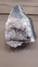 Amethist licht paars op dikke laag chalcedoon met hematiet, Verzamelen, Mineralen en Fossielen, Ophalen of Verzenden, Mineraal